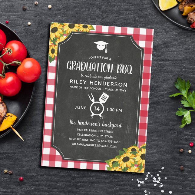Invitación Graduación de girasol de Chalkboard Red Gingham BQ (Subido por el creador)