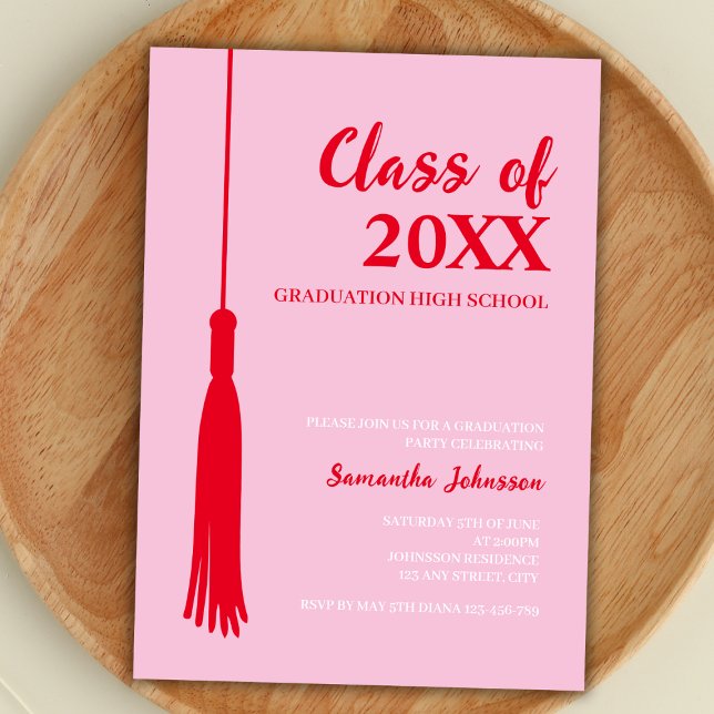 Invitación Graduación de Grado de Tassel de negrita roja y ro (graduation party invitation class of 2024 feminine minimalist bold red and pink grad tassel)