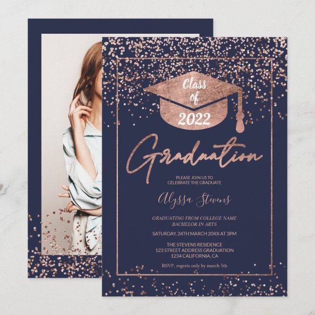 Invitación graduación de guion azul marino de confetti dorado (Anverso / Reverso)