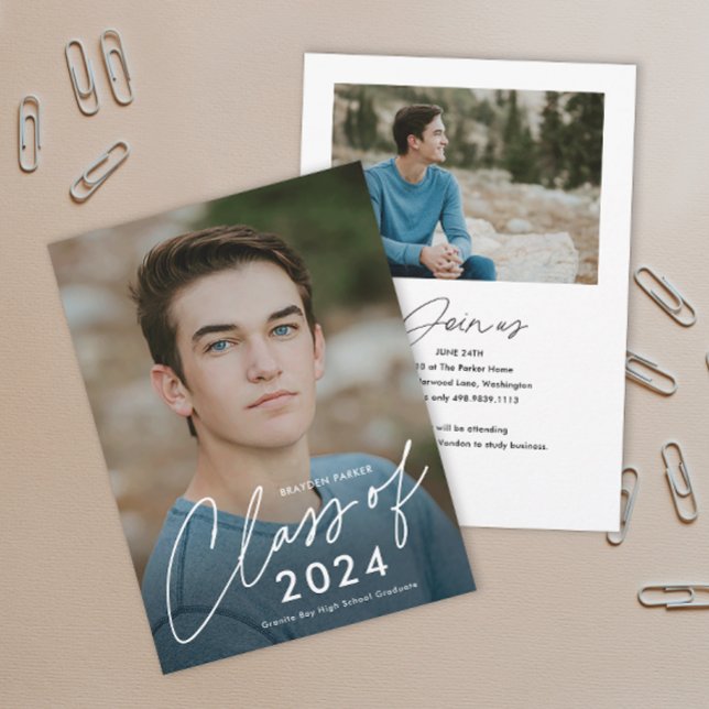 Invitación Graduación de imágenes de clase de graduación de s (Simple handwritten script Class of 2024 photo graduation invitation announcements.)