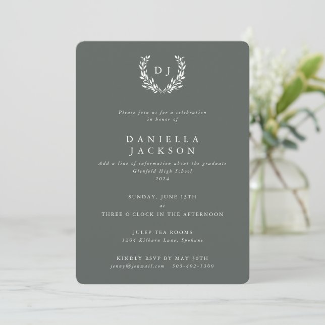 Invitación Graduación de la corona gris-verde en monograma (Anverso de pie)