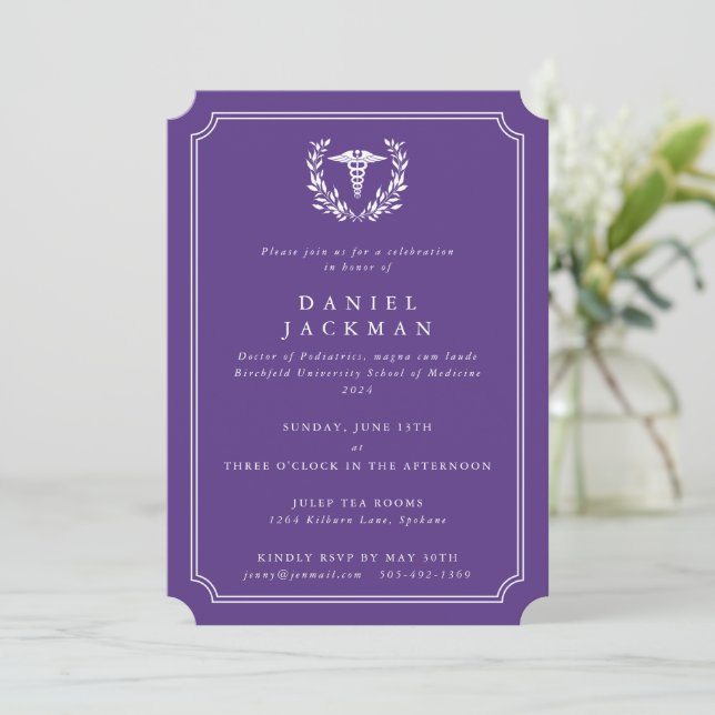 Invitación Graduación de la Escuela Médica Purple Caduceus+La (Anverso de pie)