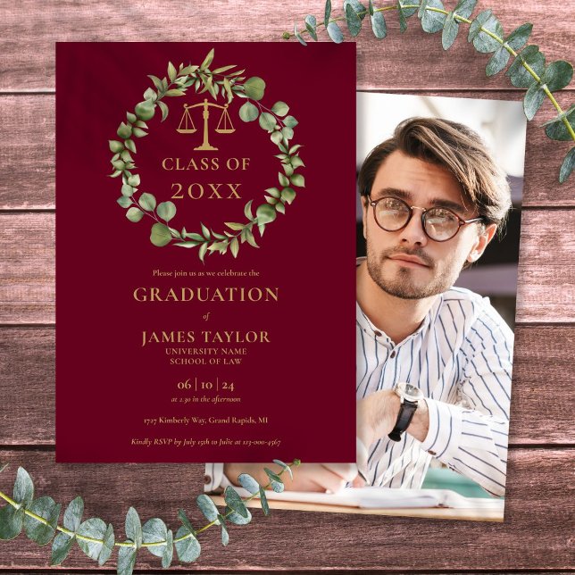 Invitación Graduación de la Facultad de Derecho Fotográfico d (Burgundy Garland Photo Law School Graduation Invitation)