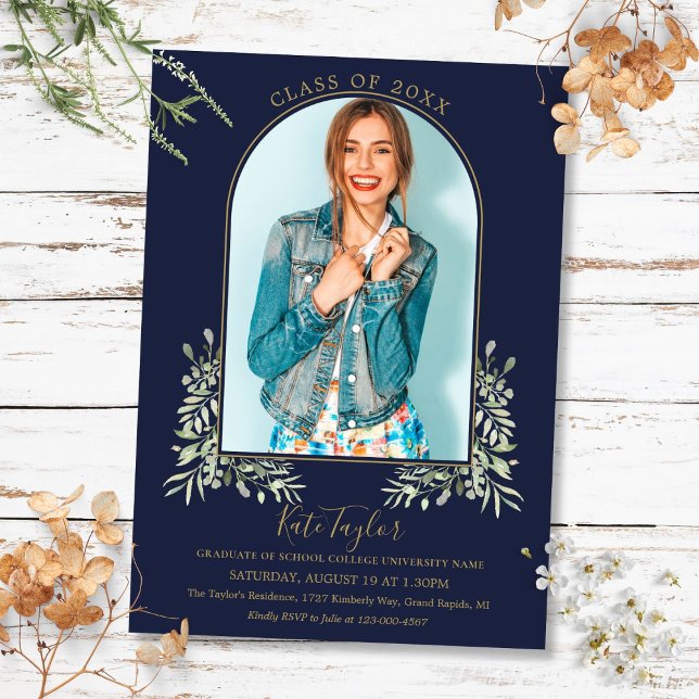 Invitación Graduación de la flauta azul de la Marina de la Gu (Gold Arch Photo Navy Blue Foliage Graduation Invitation)