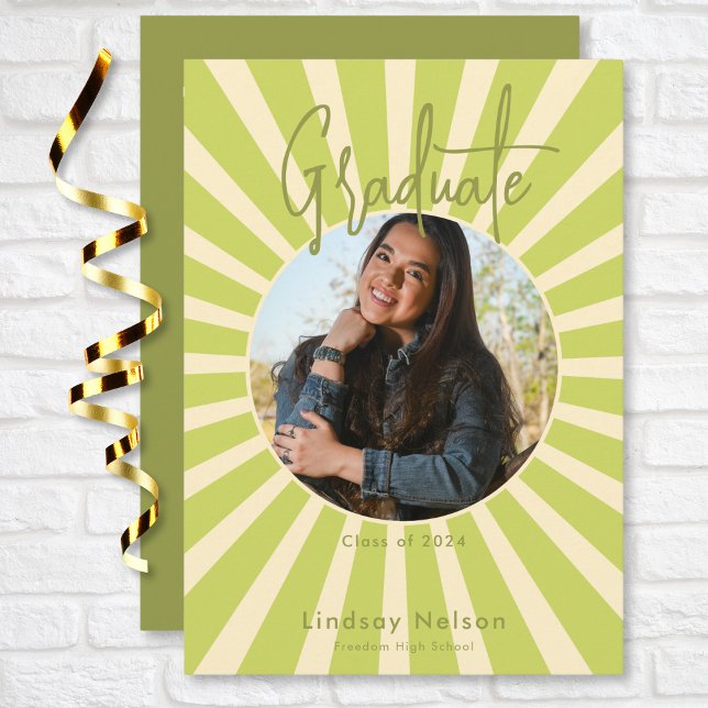 Invitación Graduación de la foto de Green Sunburst en Retro S (Modern Retro Sage Green Sunburst Photo Graduation Invitation)