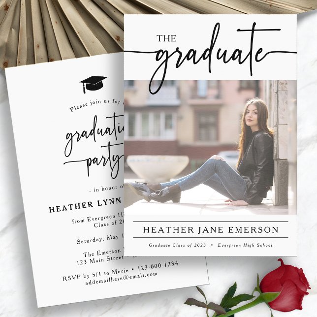 Invitación Graduación de letra moderna simple (Simple Modern Script Photo Graduation Party Invitation Card by Painted Paperie
)