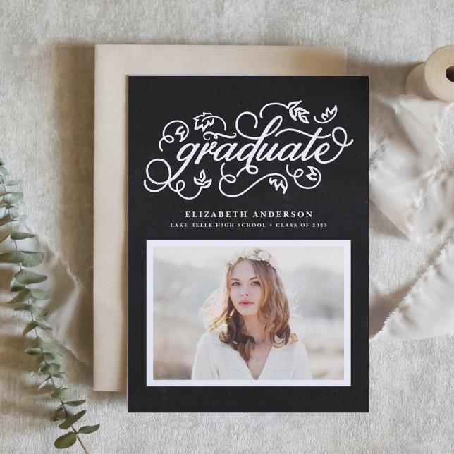 Invitación Graduación de pizarra de guiones florales y capila (Customizable photo graduation invitation featuring whimsical rustic calligraphy. )