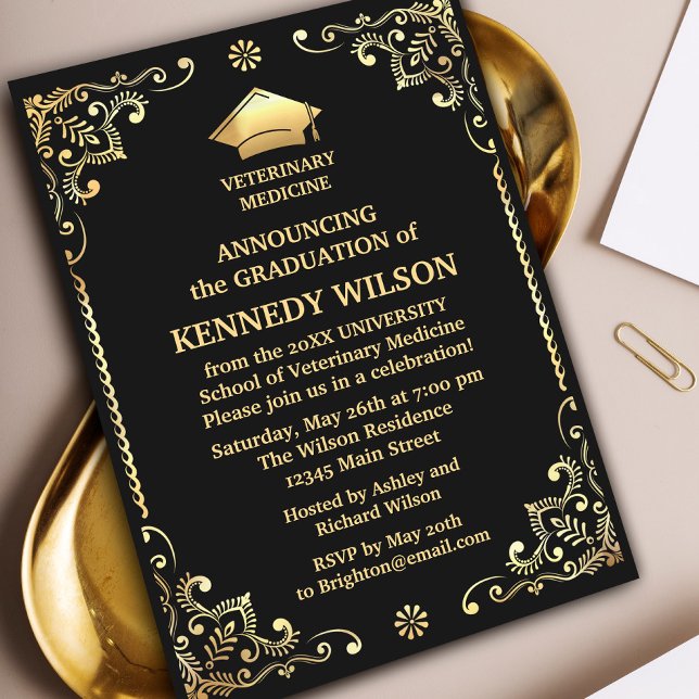 Invitación Graduación de Relieve metalizado dorado negro de m ( Modern and stylish graduation announcement/invitation. #goldeninvitation #vintage #ElegantFormal)