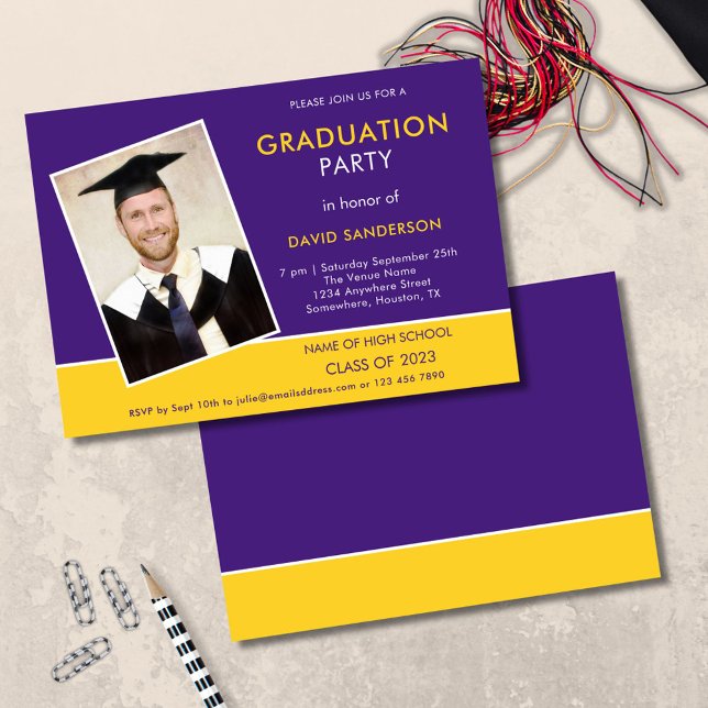 Invitación Graduación de texto simple foto amarillo morado 20 (front and back view)