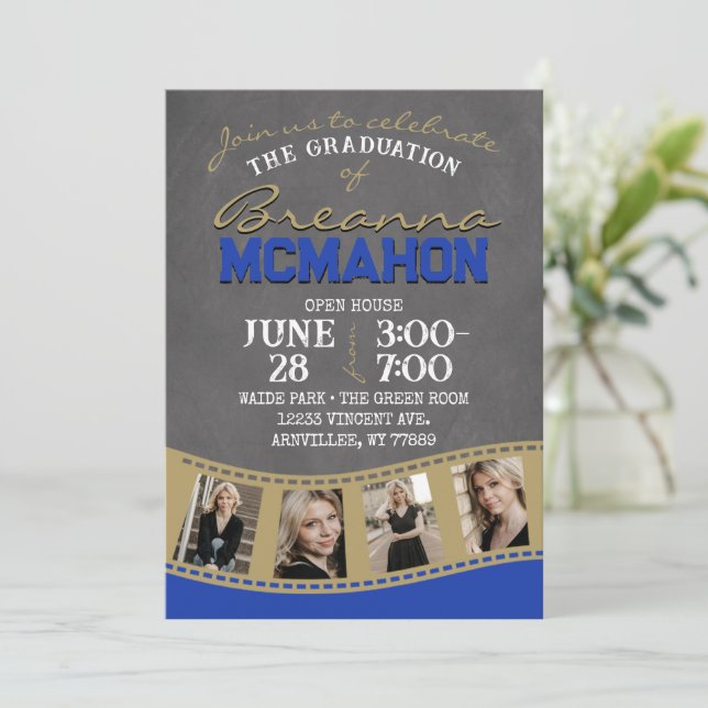 Invitación Graduación de tira de película Blue & Gold Chalkbo (Anverso de pie)