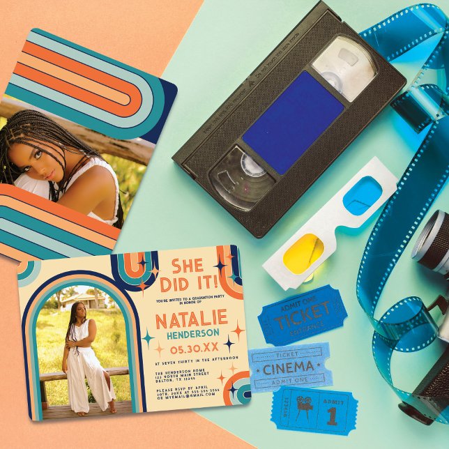 Invitación Graduación del arco iris de la tipografía audaz de (Subido por el creador)