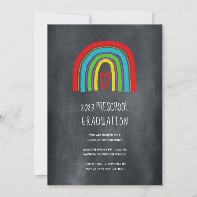 Invitación Graduación del Chalkboard Rainbow Preescolar (Anverso)