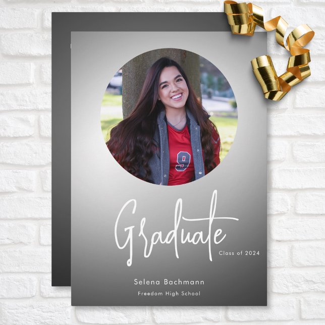 Invitación Graduación del Círculo de Fotos de Guión Moderno (Modern Script Photo Circle Graduation Invitation)