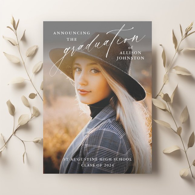 Invitación Graduación Elegante de Imágenes de Guión (Elegant Handwritten Script 2 Photo Graduation Invitation Announcement.)