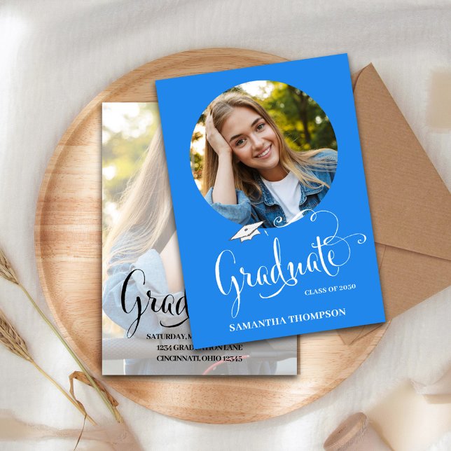 Invitación Graduación Elegante Elegante Típografía Sencilla (Graduation stylish calligraphy grad hat two photo invitation announcement. )