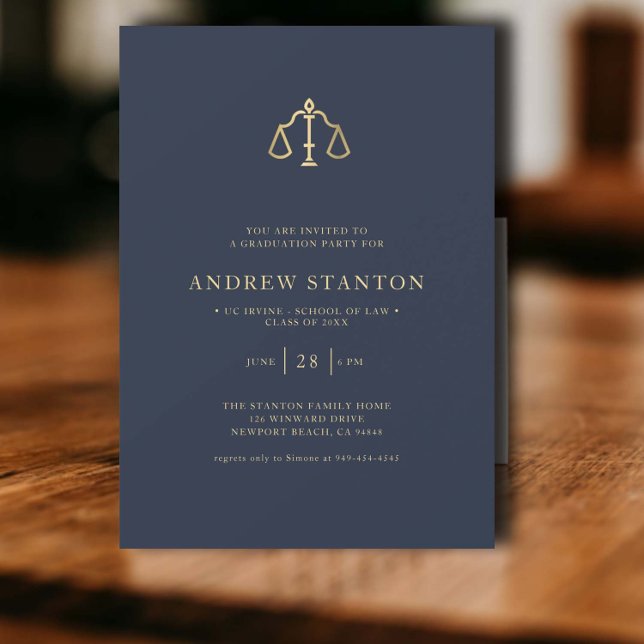 Invitación Graduación en Facultad de Derecho Escala Justicia  (law school graduation party invitation gold scales of justice navy elegant modern classic)