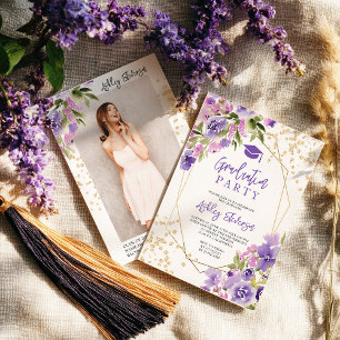 Invitación Graduación floral púrpura con brillo dorado