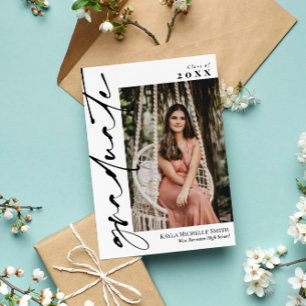 Invitación Graduación fotográfica blanca con caligrafía negra