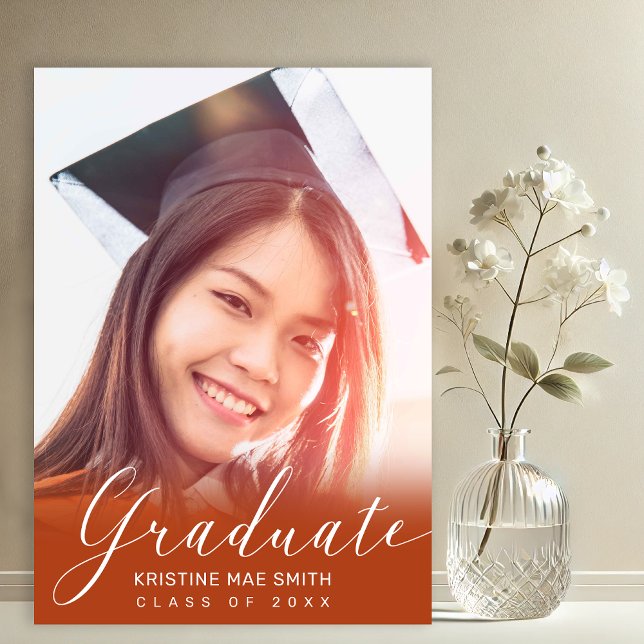 Invitación Graduación fotográfica de caligrafía blanca Naranj (Orange with White Calligraphy Script Photo Graduation Announcement and Party Invitation)