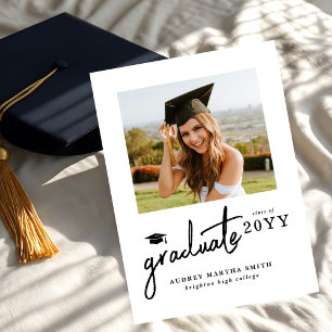 Invitación Graduación Fotográfica de Graduado Moderno en Negr