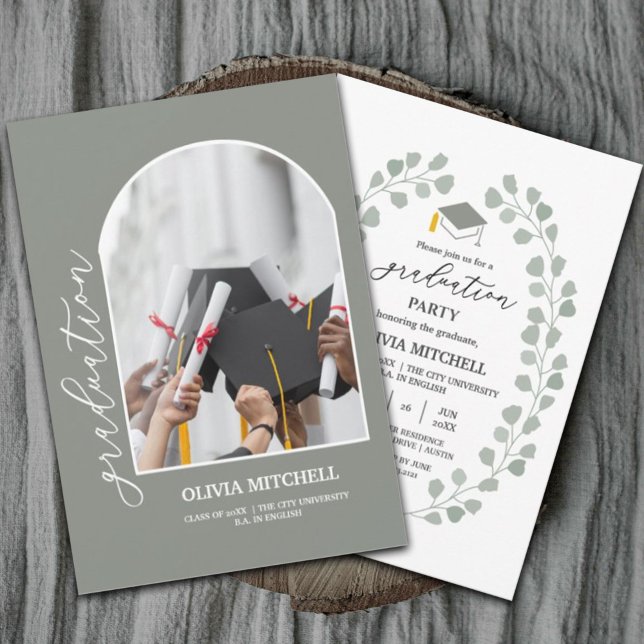 Invitación Graduación fotográfica de Sage Green Class de 2024 (Celebrate with these modern sage green graduation invitations celebrating the class of 2024 #chic)