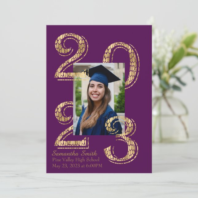 Invitación Graduación fotográfica Purple and Gold 2023 (Anverso de pie)