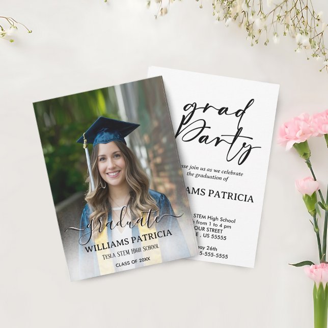 Invitación Graduación Minimalista simple de fotografía casual (Discover modern minimalist casual photo graduation invite perfect for celebrating your special day.)