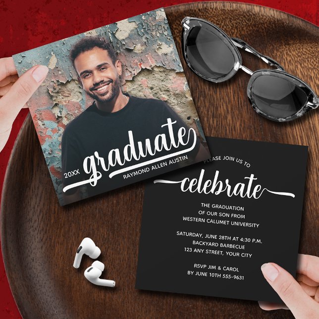 Invitación Graduación moderna de foto en negro (Modern photo black square graduation party invitations 5.25" x 5.25")