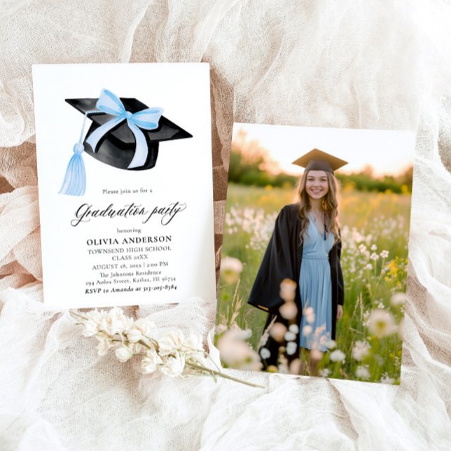 Invitación Graduación moderna de la capa de graduación de Blu (Watercolor Modern Elegant Trendy Stylish Blue Bow Graduation Invitation)