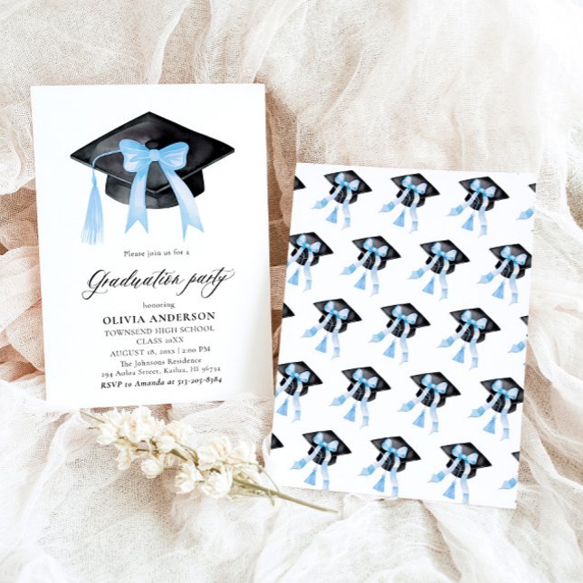 Invitación Graduación moderna de la capa de graduación de Blu (Watercolor Modern Elegant Trendy Stylish Blue Bow Graduation Invitation)