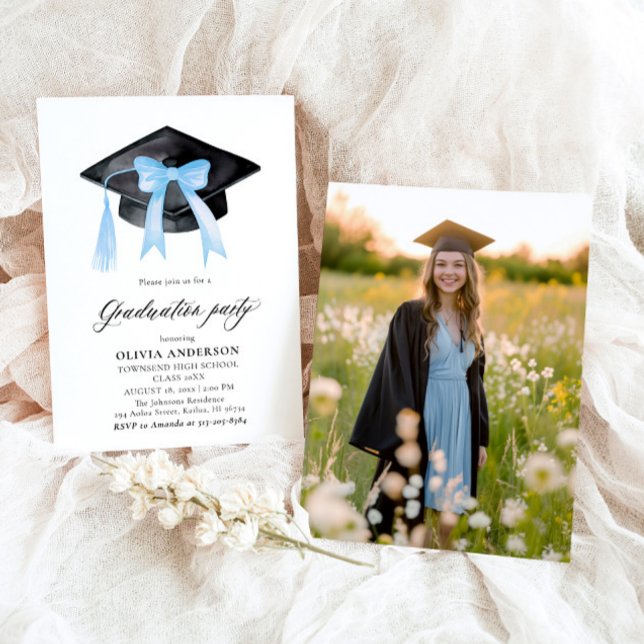 Invitación Graduación moderna de la capa de graduación de Blu (Watercolor Modern Elegant Trendy Stylish Blue Bow Graduation Invitation)