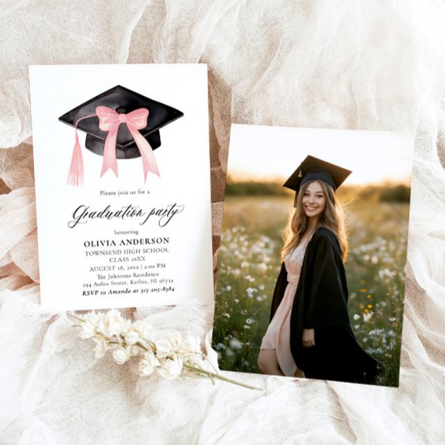 Invitación Graduación moderna de la capa de graduación de Bow (Watercolor Modern Elegant Trendy Stylish Pink Bow Graduation Invitation)