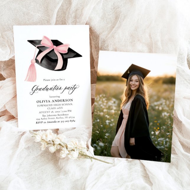 Invitación Graduación moderna de la capa de graduación de Bow (Watercolor Modern Elegant Trendy Stylish Pink Bow Graduation Invitation)