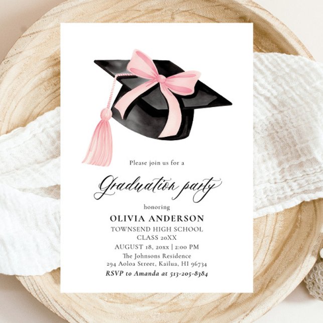 Invitación Graduación moderna de la capa de graduación de Bow (Watercolor Modern Elegant Trendy Stylish Pink Bow Graduation Invitation)