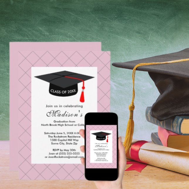 Invitación Graduación rosa de la capa negra de graduación (Pink Graduation Class of Black Grad Cap Invitation)