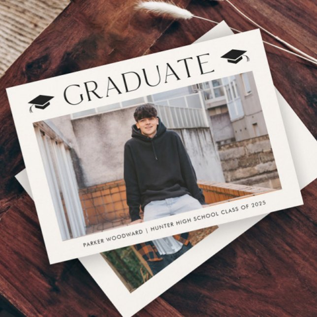 Invitación Graduación simple de 2 fotos (Simple graduation cap photo invitations.)