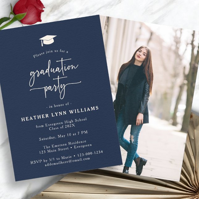 Invitación Graduación simple de la marina (Navy Blue Simple Photo Graduation Party Invitation by Painted Paperie
)
