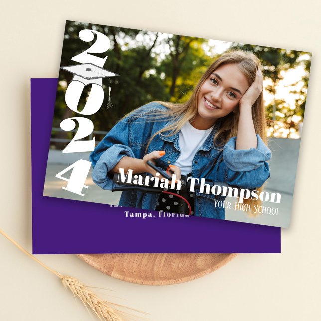 Invitación Graduación Típografía Púrpura Clase Fotográfica De (Graduation "2024" typography script with a mortarboard and bold and bright style. )