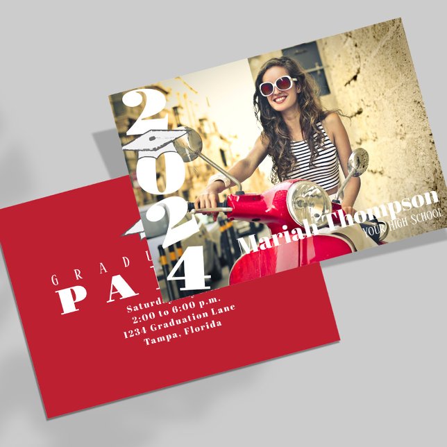Invitación Graduación Típografía Roja Clase Fotográfica De 20 (Graduation invitation announcement card with cardinal red school colors. )