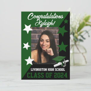 Invitación Graduación verde y negra en el capuchón y las estr