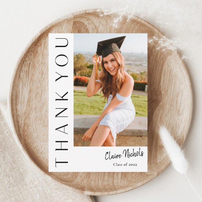 Invitación Graduación vertical de fotos moderna (Modern Typography Photo Graduation Thank You Card.)
