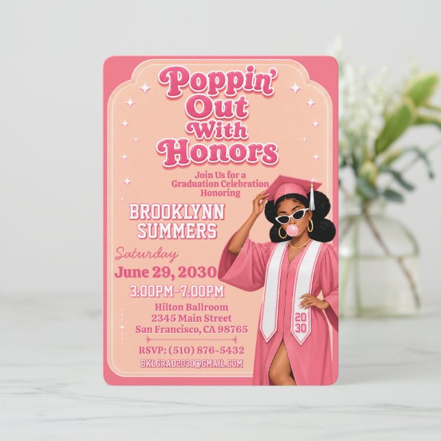 Invitación Graduada con honores afroamericana de chicle rosa (Anverso de pie)