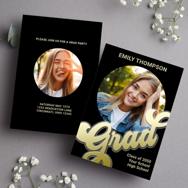 Invitación Graduado de caligrafía de oro de fotografía modern (Graduation gold typography circle photo invitation template.)