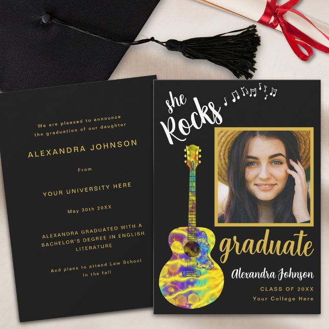 Invitación Graduado de escritura moderna Foto Guitarra psicod (Fun modern graduate photo black and gold script graduation announcement card with Funky guitar music)