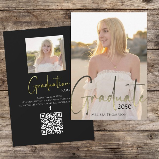 Invitación Graduado de oro Foto negra Código QR Medios social (Graduate gold typography script photo invitation announcement. )