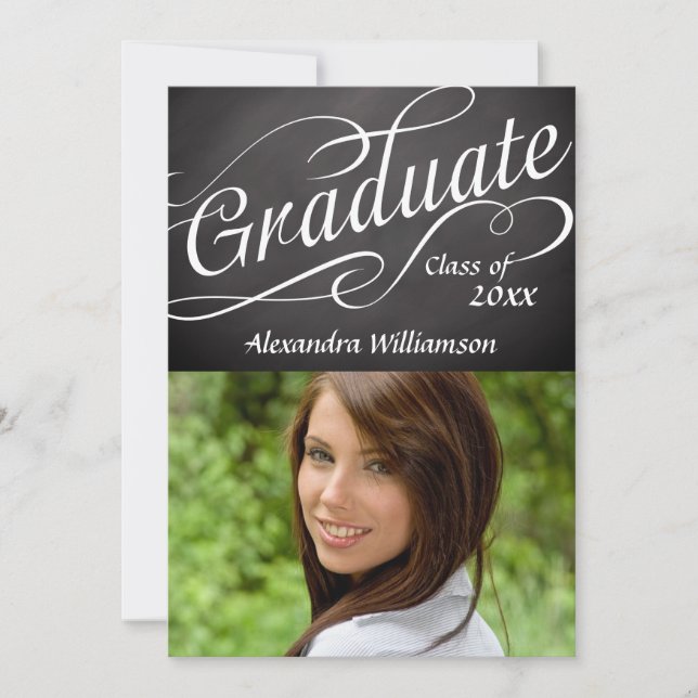 Invitación Graduado en Swirly Script Chalkboard con foto (Anverso)