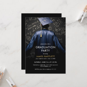 Invitación Graduado en traje azul con tablero matemático