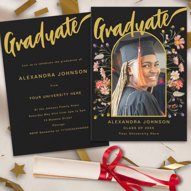 Invitación Graduado Floral Foto Fiesta de Grado de Guión Dora (Boho floral graduate photo arch black and gold script graduation party invitation)