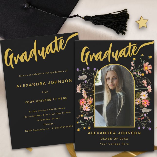 Invitación Graduado floral Foto Fiesta de graduación de guión (Boho floral stylish gold script graduate photo black graduation party invitation )
