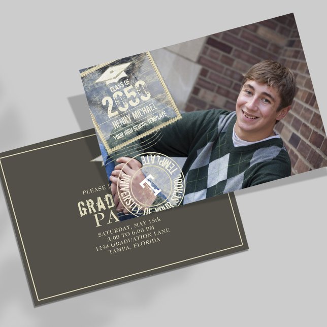 Invitación Graduado Foto moderna moderna estampado de oro mod (Graduation photo invitation template with a gold stamped typography.)